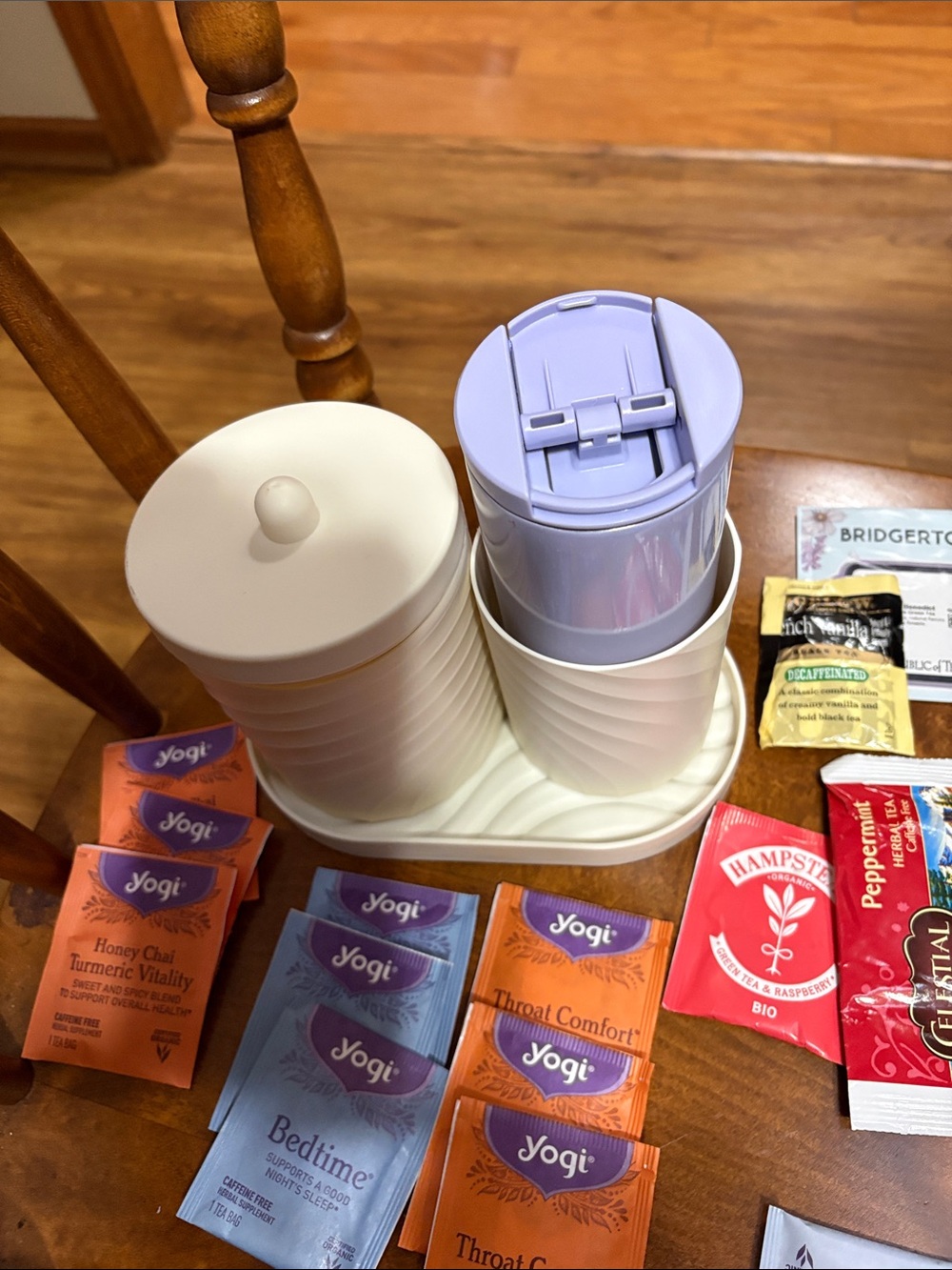 Starbucks cup with yogi tea bags in beige containers. Tea bags in container. - Picture 7 of 16